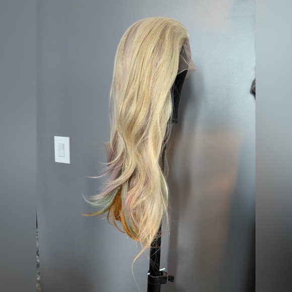 Brand new synthetic wig with tinsel. 13 x 1 parting space. 22 inches - Picture 4 of 14